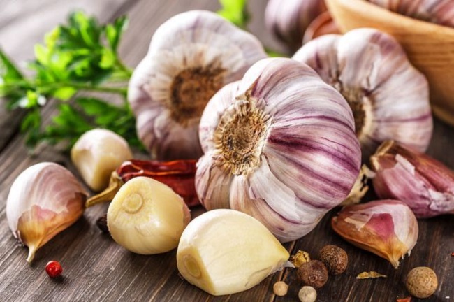 The bio-active ingredient found in garlic are very powerful in reducing anti-inflammatory effects.